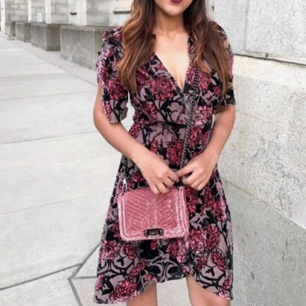 Leith Pink Rose burnout floral velvet tulip sleeve faux wrap dress womens M